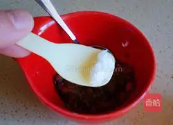 Illustration of how to mix iced vegetables with vinegar and garlic 4