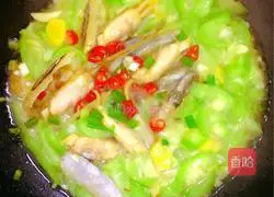 Illustration of how to cook razor clams with loofah 7