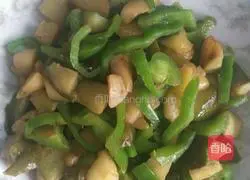 Illustration of how to stir-fry eggplant and green pepper 11