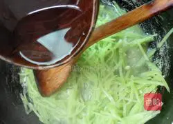 Illustration of how to make stir-fried shredded lettuce 5