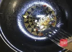 Illustration of how to make cold white fungus and spinach vermicelli 5