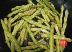 Illustration of how to cook eggplant with green beans 6