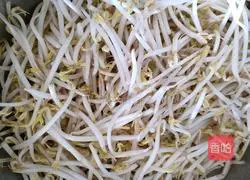 Illustration of how to make stir-fried dried tofu with bean sprouts 2