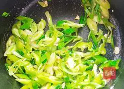 Illustration of how to make pickled cabbage and pork rice rolls 8