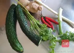 Illustration of how to make cucumber mixed with chicken breast 2