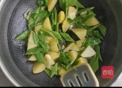 Illustration of how to make spicy stir-fried kidney beans and potato cubes 7