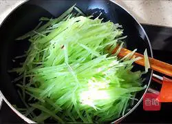 Illustration of how to make spicy and sour lettuce shreds 7