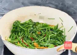 Illustration of how to stir-fry sweet potato stems with pepper 7