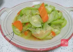 Illustration of how to stir-fry zucchini in olive oil 8