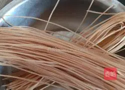 Illustration of how to make stewed meat with potato vermicelli 2