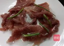 Illustration of how to make fried pork slices with lotus root 1