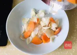 Illustration of how to stir-fry carrots and lilies 3