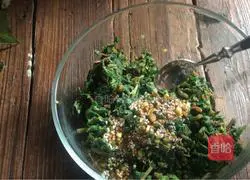 Illustration of how to make purslane and bitter melon dumplings 8