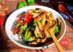 Illustration of the original method of stir-frying eggplant with green pepper 12