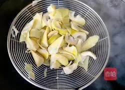 Illustration of how to stir-fry shepherd's purse and spring bamboo shoots 6