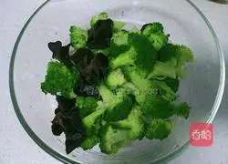 Illustration of how to mix broccoli with olive oil 5