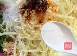 Illustration of how to mix cabbage with vermicelli 11