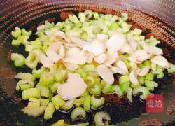 西Illustration of how to make fried lily with celery 9