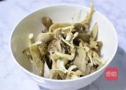 Illustration of how to make dry fried fresh mushrooms 1