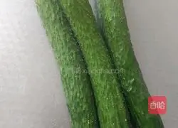 Illustration of how to beat garlic and cucumber with knife 1