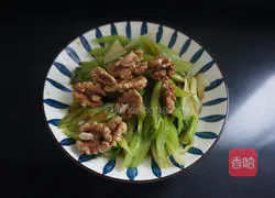 Illustration of how to make celery mixed with peach kernels 10