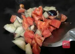 Illustration of how to stir-fry eggplant and tomatoes 3