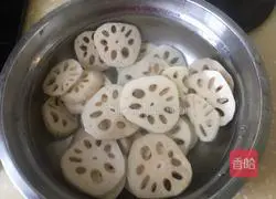 Illustration of how to make garlic and lotus root slices 2