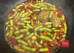 Illustration of how to make spicy braised edamame 9