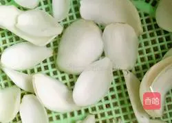 Super delicious and nutritious fried lily and peanuts Illustration of how to make diced lotus root 1