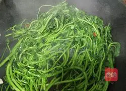 Illustration of how to make garlic watercress 10