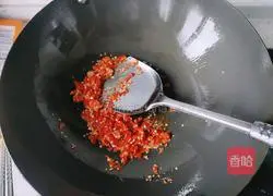 Illustration of how to make dried radish chili sauce 3