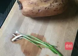 Illustration of how to make spicy lotus root slices 1