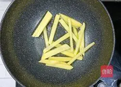 Illustration of how to make fried beans with potatoes and eggplants 4