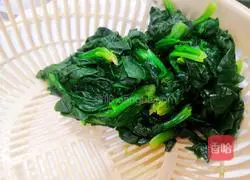 Illustration of how to make spinach with nuts 2