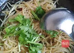 Illustration of how to make spicy and sour potato shreds 10