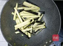 Illustration of how to make fried beans with potatoes and eggplants 8