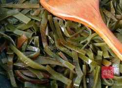 Illustration of how to make spicy and sour kelp head 9