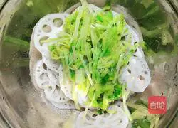 Illustration of how to make celery and lotus root slices with oil 5