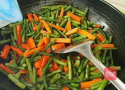 Illustration of how to make fried carrots and beans 11