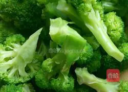 Illustration of innovative shrimp, yellow and broccoli recipes 1