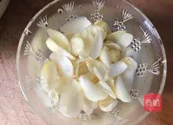 Illustration of how to stir-fry celery and lily 7