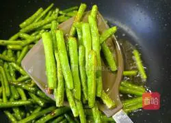 Illustration of how to make stir-fried beans 3