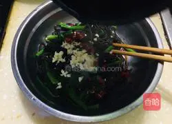 Illustration of how to stir fern root powder 10