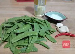 Illustration of how to make fried snow peas 1