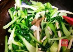 Illustration of how to stir-fry green vegetables with white jade mushrooms 11