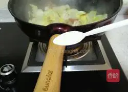 Illustration of how to stir-fry Chinese cabbage with pork dregs 7