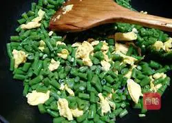 Illustration of how to make fried beans and eggs 9