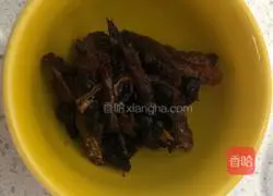 Illustration of how to make black bean sauce, dace and lettuce 3