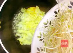 Illustration of how to make scrambled eggs with bean sprouts 4