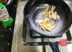 Illustration of how to make stir-fried chrysanthemum and dried fragrant chrysanthemum 3